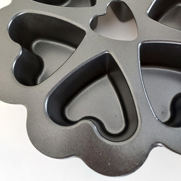 Nordic Ware Heart Shaped Valentine Cake Biscuit Corn bread Dark gray Pan - Picture 3 of 15